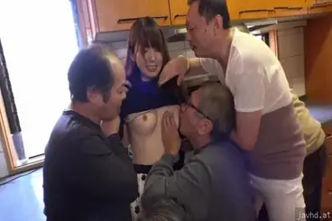 Ayah mertua mesum meminta Anda untuk meniduri menantu perempuannya yang cantik