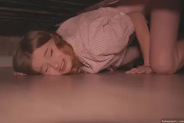 Ngentot Terus Teman Perempuan yang Terjebak di Bawah Tempat Tidur